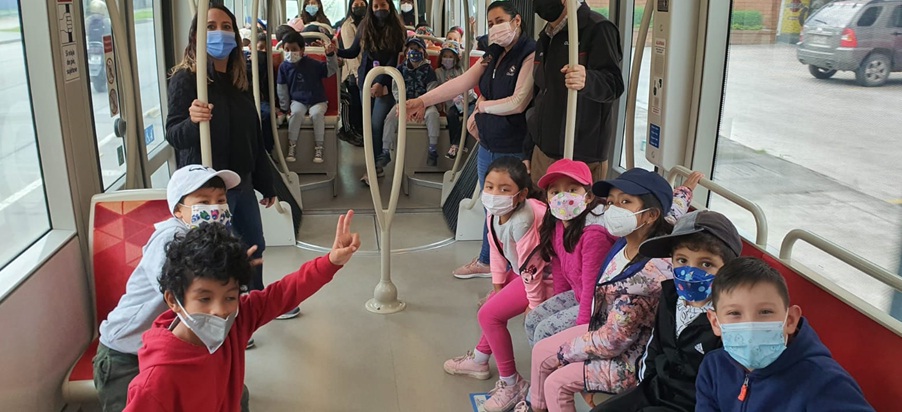 Meninos e meninas a bordo