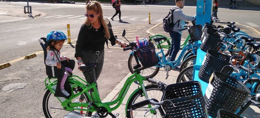 Cadeiras para crianças em bicicletas públicas