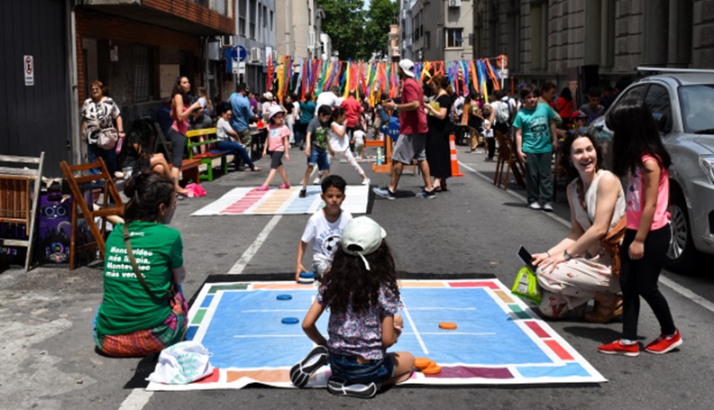 En las calles, salen los coches, entran los vecinos